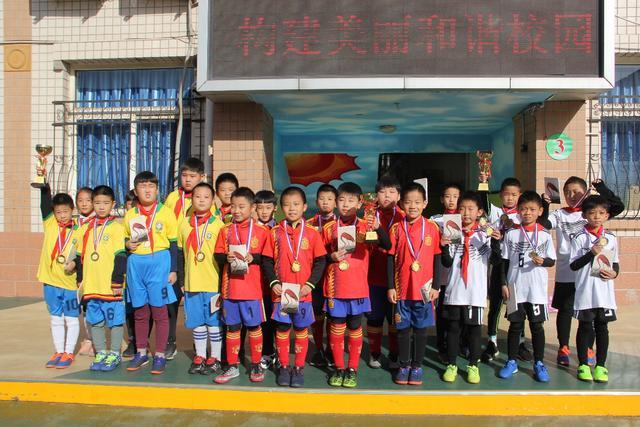 詹姆斯祝贺母亲获奖：我为你感到骄傲 妈妈 你是最棒的 我爱你！